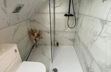 Modern 4 Bedroom Stylish Villa with out-door Hot Tub - Foto 28