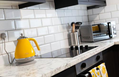 4 Bedrooms Spacious House With 2 Bathrooms Free Parking - sleeps up to 10 guests - Foto 48