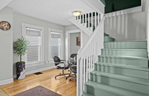 Cozy Downtown Stay w Private Backyard & Parking - Foto 30