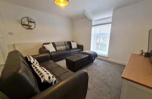Perfect Location 3 Bed Serviced apartment with Bike Storage for BPW. Close to Brecon Beacons - Photo 3