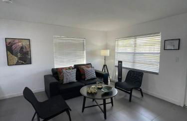 Stylish Pool Home - Photo 29