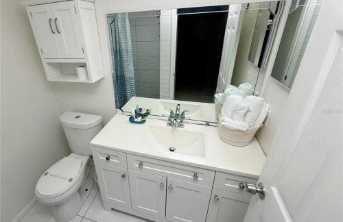 Cozy and Costal 10 Min to Beach Pool, Sauna, Pool table - Foto 10