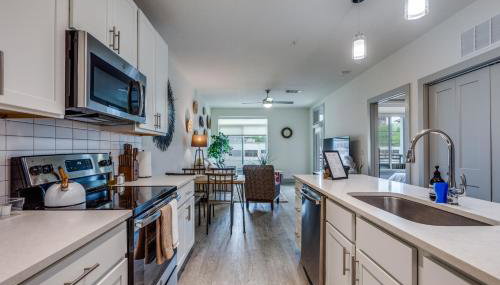 Trendy Condo on Riverwalk Free Parking Pet Friendly Centrally Located on the Riverwalk - Foto 4, stove, dishwasher, pet friendly, minibar