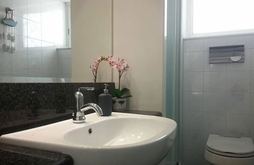 Overlooking the blue sea - Foto 19