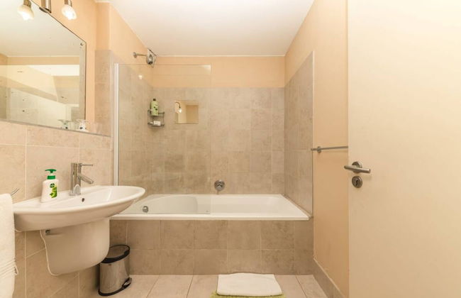 Delightful 2 Bedroom Townhouse in Woodstock - Photo 17