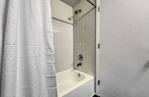 Inviting Charlotte Getaway - Half Mile to UNC! - Foto 14