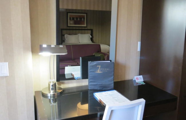 7 Springs Inn & Suites - Photo 15