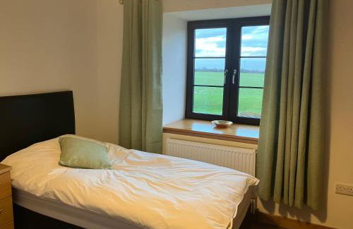 Berryhill East Steading - 3 bedroom 2 bathroom self-catering - sleeps 6 - Private off-road parking - Yard & Shed - Suit Contractors - Peterhead 1 mile - Newly Refurbished - Underfloor Heating - Drying Room - Golf Driving Range - Cafe - Extensive Footpaths - Foto 13
