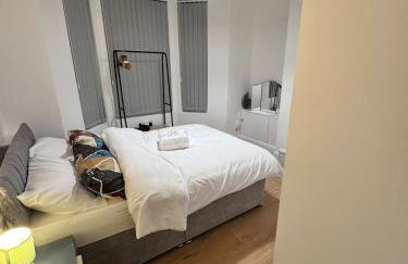 Modern 4 Bedroom House Sleeps 10 Free Parking Liverpool - Foto 17