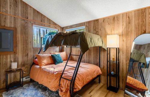 2-bedroom cabin, with a Fireplace, PS5, BBQ, fitness room, and a private hot tub - Foto 30