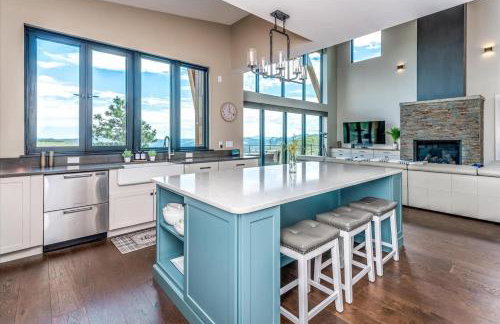 Hot Tub and Scenic Views at The Bailey Lodge - Foto 22