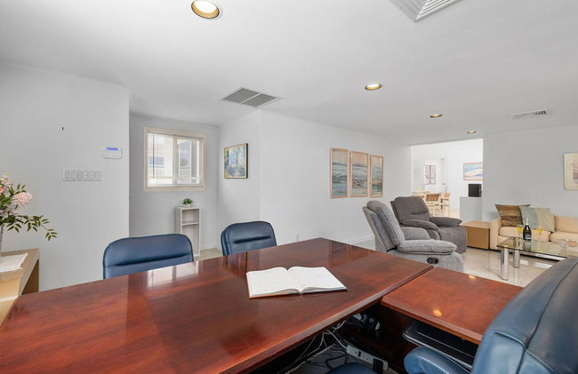 3BR 3BA Pool Downtown Short Walk to Beach - Foto 19