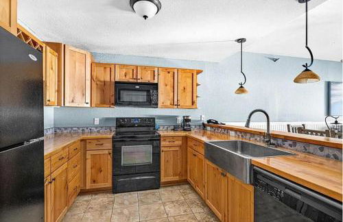 Whispering Pines Lake Views King Suite, 2 Queen Beds, Kitchen and Heated Pools - Foto 3