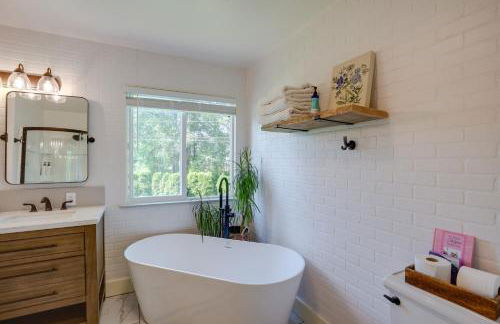 Farmhouse with Private Hot Tub Less Than 1 Mile to Birch Bay - Foto 19