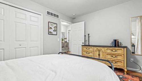 Cozy 2BR Condo in Great Location - King Bed - Foto 2