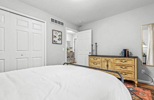 Cozy 2BR Condo in Great Location - King Bed - Foto 2