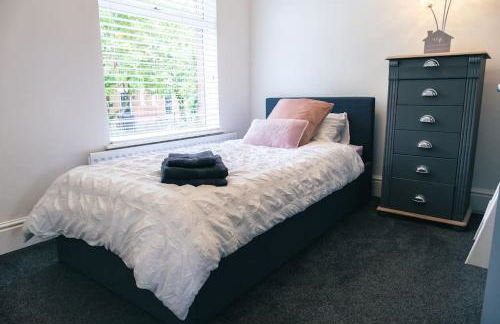 4 bedroom - Sleep 9 home in Cheadle Staffordshire - Alton towers Polar Express Dimmingsdale Peak District Trentham Gardens Water World - Foto 43