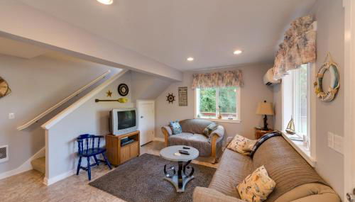 Herron Island Cabin with Deck Walk to Beach! - Foto 3