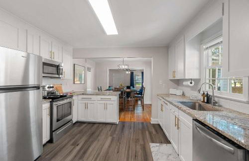 Cozy 4BR Home Pet Friendly Large Yard & Patio - Foto 22