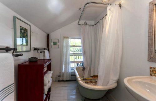 Riverfront Cabin with Beautiful Views of Housatonic River in Great Barrington, Massachusetts - Foto 33