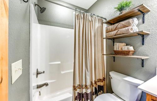 Burton on the Rocks Lake Retreat with Hot Tub! - Foto 25