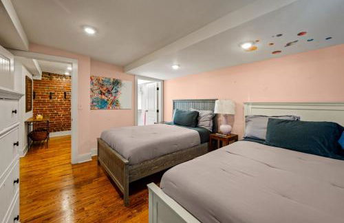 Modern 3BR Condo Walk to Downtown and UT with Parking - Foto 26