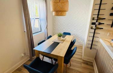 Modern Boho 3BR Duplex Escape with Pool & King Bed Near Beach - Foto 21