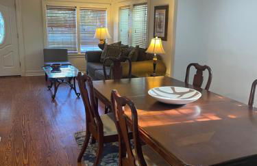 Spacious renovated 4br downtown home w firepit sleeps 8+ - Photo 8