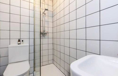 Stylish Flat by Brockley Station & Goldsmiths - Photo 10