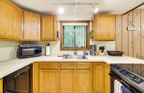 Fire Pit and Games! Secluded Chalet 30 Mi to Montage - Foto 11