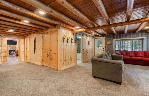 Rustic Retreat, Sleeps 20, Epic Game Room, Hot Tub, 20min to Yellowstone - Foto 12