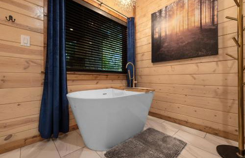 Cozy Cabin with Hot Tub, Fire Pit and Arcade Games - Foto 5