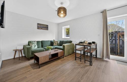 City Centre 2BR Apt with Balcony Access and Free Parking - Foto 27