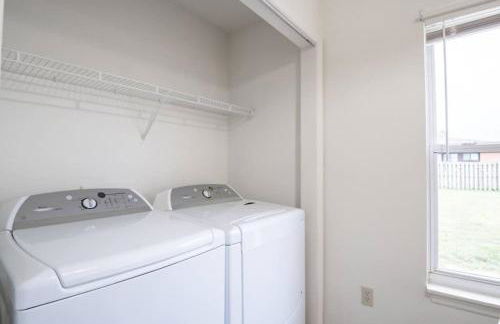 GRAUHAUS Tasteful 3BD with KING bed in Pekin - Foto 10