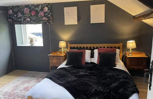 Stunning 2-bedroomed Cottage - Photo 44