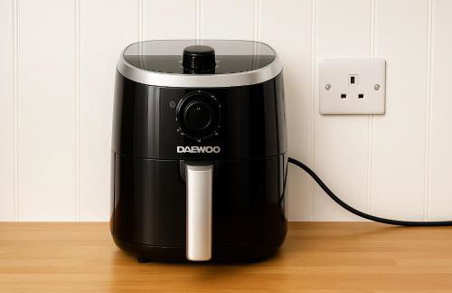 Modern 3 Bedroom Home, Free Parking, Garden, Sleeps 7 - Photo 38