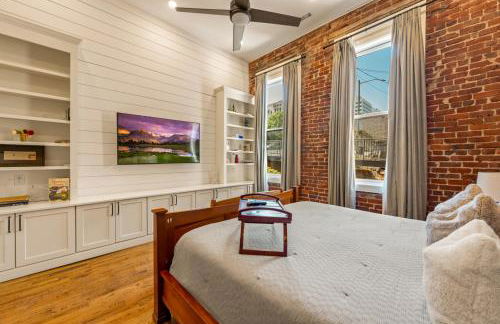 Modern 3BR Condo Walk to Downtown and UT with Parking - Foto 24