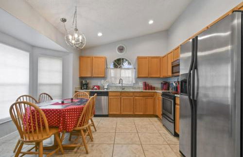 Themed 4BR house pool game room 10 min Disney - Photo 10