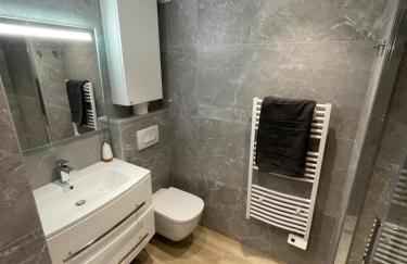 Magnifique 2 pièces design, moderne, calme, proche plage, résidence avec piscine, tennis, wifi et place de parking privée - Photo 6
