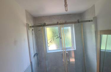 L & J Escapes - 8 Bedrooms suitable for Contractors and Families- Private parking available for 6 vehicles - Foto 18