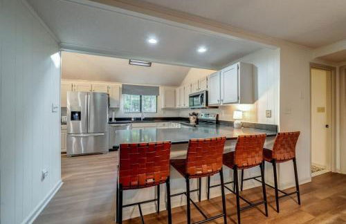 Secluded Retreat w Hot Tub, FirePit & Pool Access - Foto 15