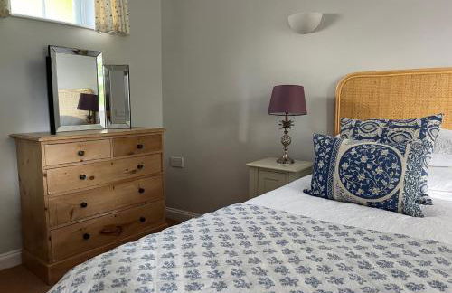 Stylish 1-bed Cottage Escape in Piddlehinton - Photo 15