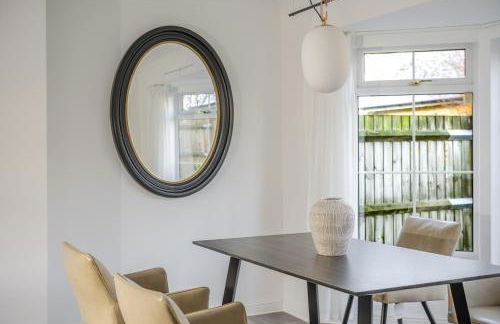 Luxurious 3 Bed House with Free Parking, Sky TV, Movies & Netflix - Foto 48