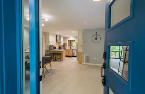 Mountain View 3BR with Sunroom, Close to Ski and Trails - Foto 17