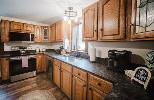 13 Beds, 17 Guests with Hot tub only 15Mins to Sunday River - Foto 31