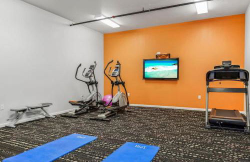 Classy 2BR-Parking, Rooftop,Near Arrowhd & TMobile - Photo 42