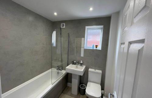 3 Bedroom New House with Wi-Fi Sleep 5 By Home Away From Home - A - Foto 4