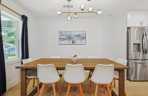 3-BD 3-BA Bungalow ft Backyard w Deck & Firepit - Foto 10