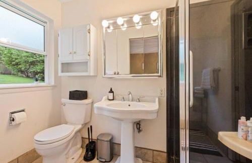 Private park in a cozy home next to I-90 huge yard - Foto 29