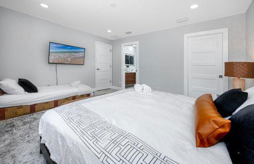 NEW! Palm Harbor Hideaway - Beautiful, Spacious 4BR Home with Amazing Pool - Foto 13